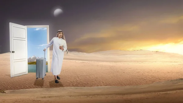 Arap Adam Keffiyeh Giymiş Elinde Bir Bavulla Çölde Yürüyor — Stok fotoğraf