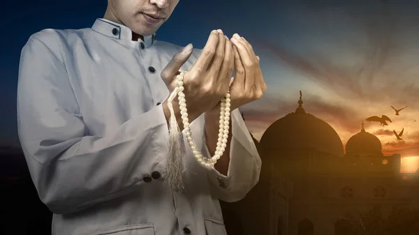 Uomo Musulmano Piedi Mentre Alzato Mani Tenendo Perline Preghiera Pregando — Foto Stock