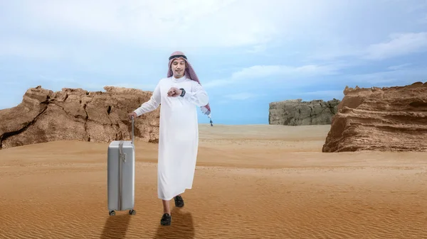 Arabischer Mann Mit Keffiyeh Der Mit Einem Koffer Der Wüste — Stockfoto