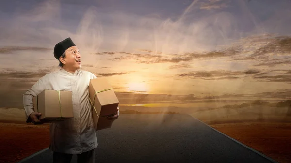 Pria Muslim Asia Membawa Kotak Yang Siap Untuk Mudik Jalan — Stok Foto