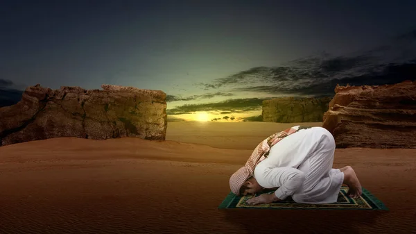 Muslim Man Keffiyeh Agal Praying Position Salat Prayer Rug Desert — Stock Photo, Image