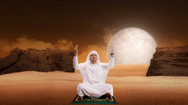 穆斯林男子举手表决 在沙漠中祈祷 — 图库照片