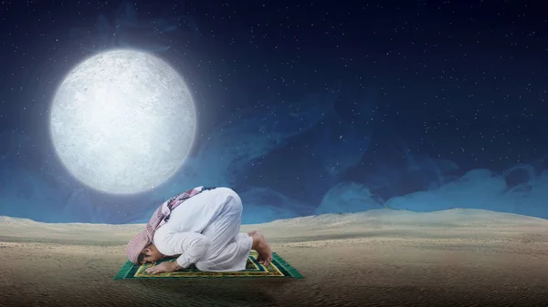 Muszlim Férfi Keffiyeh Agal Imádkozó Helyzetben Salat Ima Szőnyeg Sivatagban — Stock Fotó