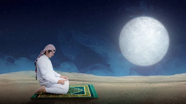 Moslim Man Met Keffiyeh Agal Bidpositie Zout Het Gebedskleed Woestijn — Stockfoto
