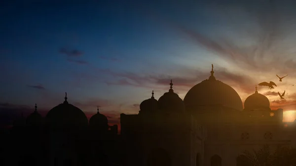 具有戏剧性天空背景的清真寺的轮廓 — 图库照片