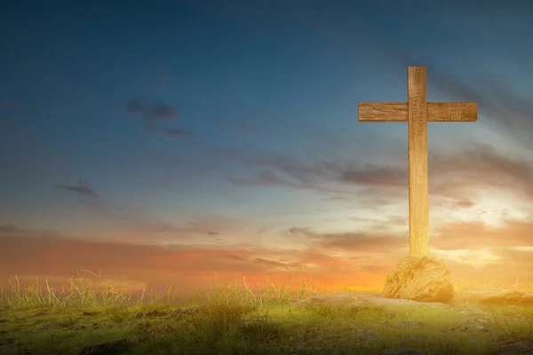 Христианский Крест Поле Фоне Закатного Неба — стоковое фото