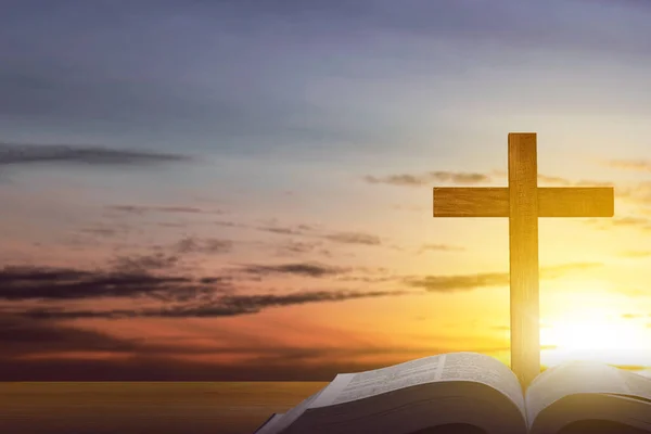 Christian Cross Otwarta Książka Zachodzącym Słońcem Tle Sceny — Zdjęcie stockowe