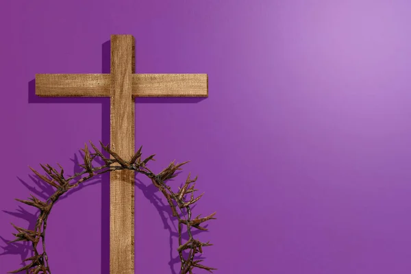Cruz Cristã Coroa Espinhos Com Fundo Colorido — Fotografia de Stock