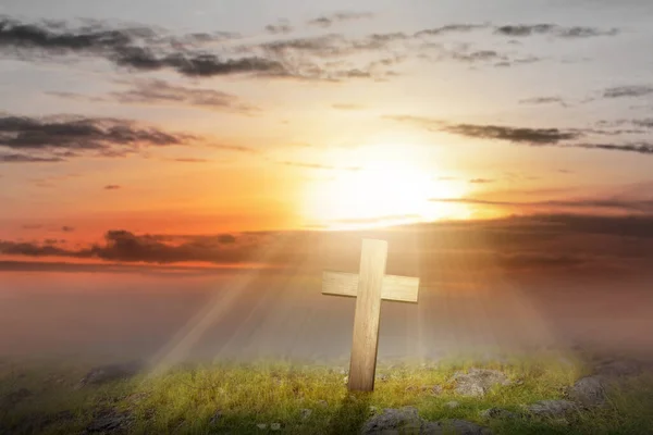 Christian Cross Otwarta Książka Tłem Sceny Zachodu Słońca Koncepcja Niedzieli — Zdjęcie stockowe