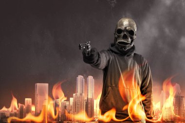 Maskeli bir adam karanlık arka planda silah tutuyor.