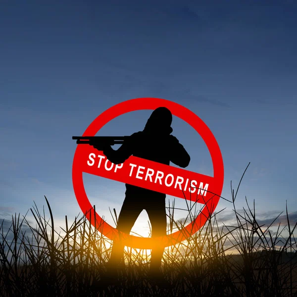 Silhouette Uomo Armato Con Segnale Stop Terrorismo Sul Campo — Foto Stock
