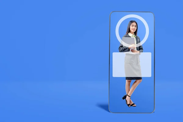 Ekran Telefonu Komórkowego Asian Businesswoman Trzyma Laptopa Kolorowym Tle — Zdjęcie stockowe