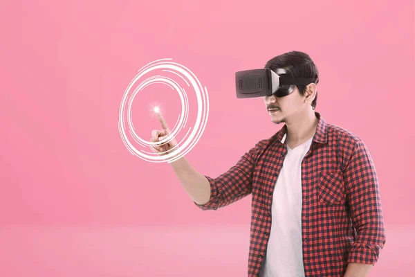 Азиатский Человек Использующий Устройство Виртуальной Реальности Цветном Фоне — стоковое фото