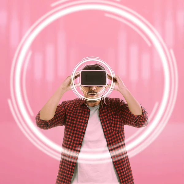Homem Asiático Usando Dispositivo Realidade Virtual Fundo Colorido — Fotografia de Stock