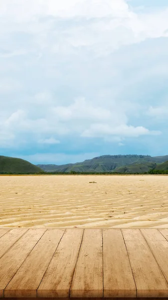 Lantai Kayu Dengan Pemandangan Bukit Pasir Dengan Latar Langit Biru — Stok Foto