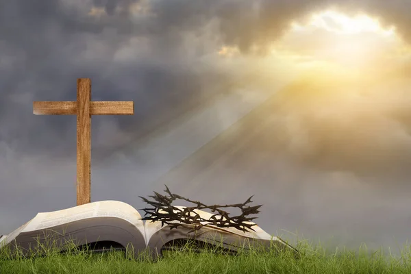 Християнський Хрест Відкрита Книга Короною Тернини Сценою Заходу Сонця — стокове фото