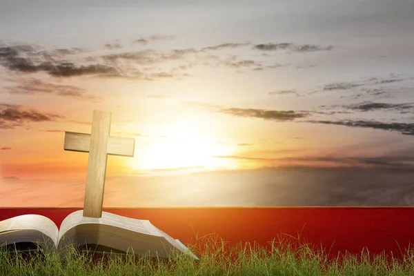 基督十字 和有日落场景背景的开卷书 — 图库照片