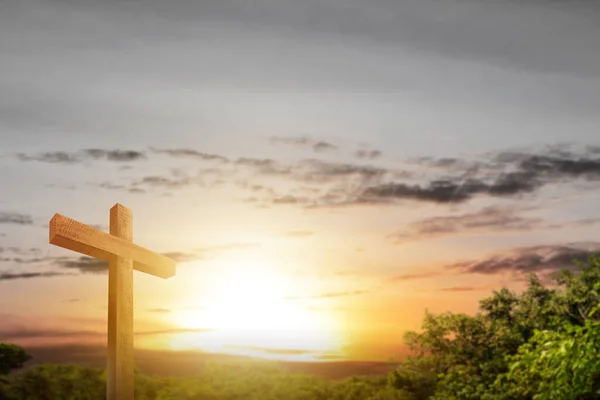 日没の空を背景にキリスト教の十字架 — ストック写真