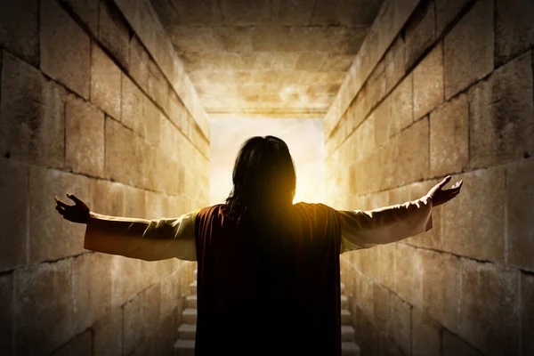 イエス キリストの復活した手の後ろの眺めと日没の空の背景を持つ神への祈り — ストック写真