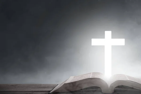 Christian Cross Και Ανοιχτό Βιβλίο Σκούρο Φόντο — Φωτογραφία Αρχείου