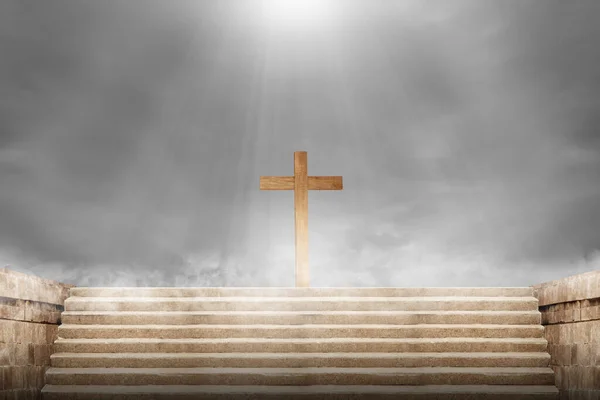 劇的な空の背景を持つキリスト教の十字架 — ストック写真