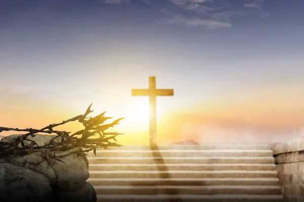 日没の空の背景を持つとげのキリスト教の十字架と冠 — ストック写真