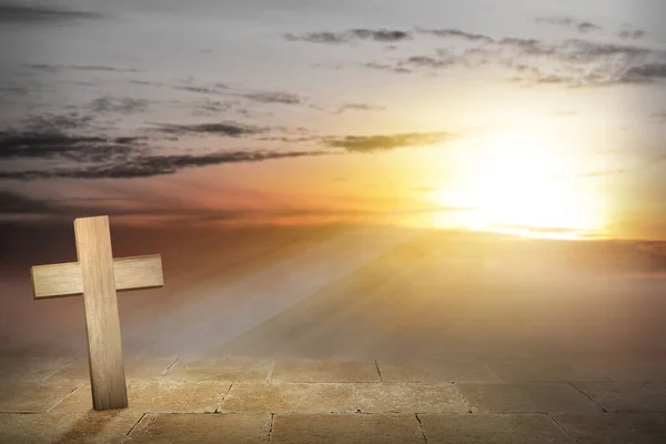 具有日落天空背景的基督十字勋章 — 图库照片