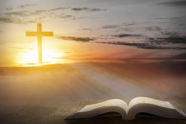 Christian Cross Και Ανοιχτό Βιβλίο Φόντο Μια Σκηνή Ηλιοβασίλεμα — Φωτογραφία Αρχείου