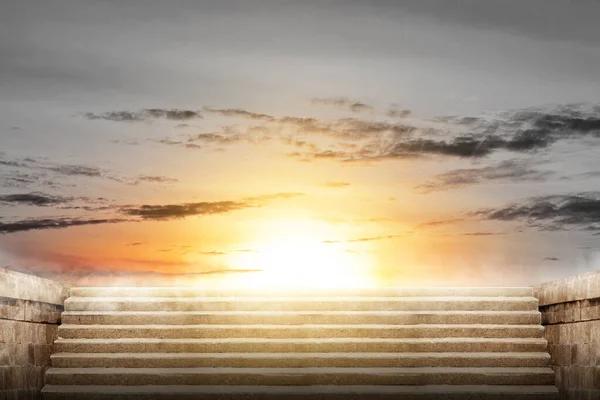 Σκάλες Θέα Φως Του Ήλιου Στο Φόντο Σκηνή Ηλιοβασίλεμα — Φωτογραφία Αρχείου