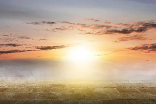 Günbatımı Sahnesinde Güneş Işığı Olan Bulutlu Manzaralı Zemin — Stok fotoğraf