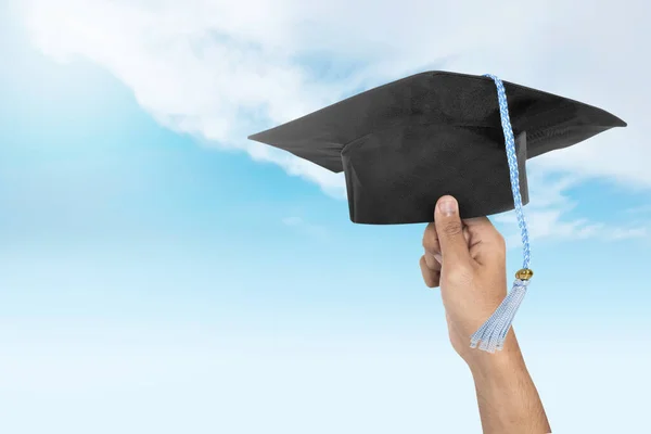 Absolventi Student Drží Absolventské Čepice Modrým Nebem Pozadí — Stock fotografie