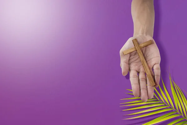Mão Humana Segurando Cruz Com Uma Folha Palma Conceito Domingo — Fotografia de Stock