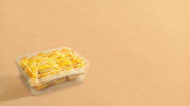 Renkli bir arka planda Kurban Bayramı 'nı (Kue Lebaran) kutlamak için Endonezya kurabiyeleri