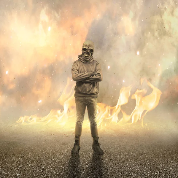 戴面具 身披火灾背景的男人 — 图库照片