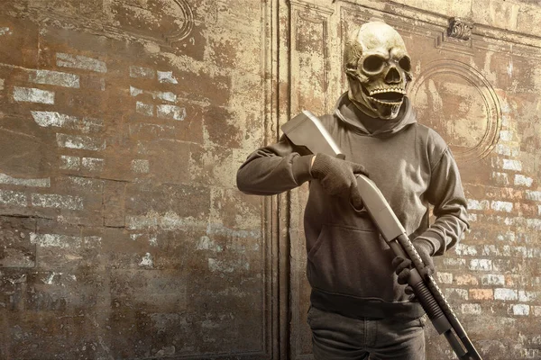 Uomo Con Una Maschera Mano Una Pistola Con Sfondo Muro — Foto Stock