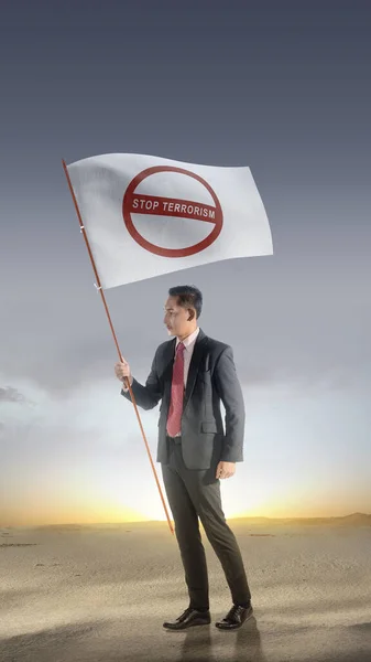 Affärsman Med Vit Flagga Med Stopp Terrorism Skylt Med Solljus — Stockfoto
