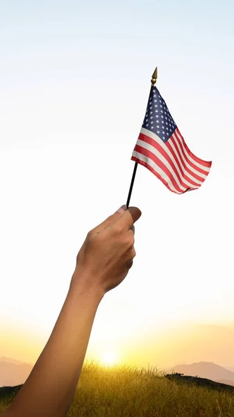 Ludzka Ręka Amerykańską Flagą Narodową Koncepcja Dnia Pamięci — Zdjęcie stockowe