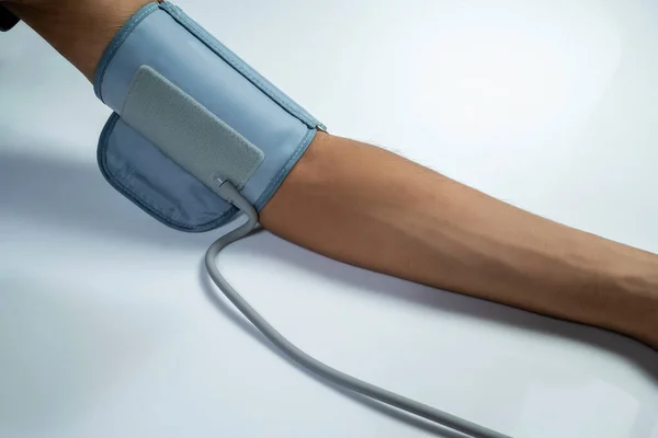 Läkare Kontrollerar Patientens Blodtryck Med Digital Monitor — Stockfoto