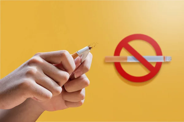 Άνθρωπος Σπάει Τσιγάρο Παγκόσμια Ημέρα Κατά Του Καπνίσματος — Φωτογραφία Αρχείου