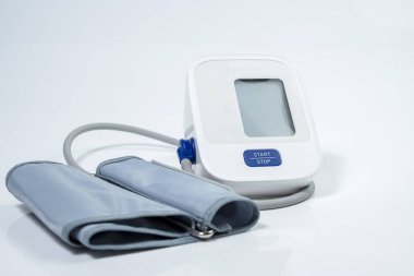 Beyaz zemin üzerindeki kan basıncını ölçmek için dijital monitör