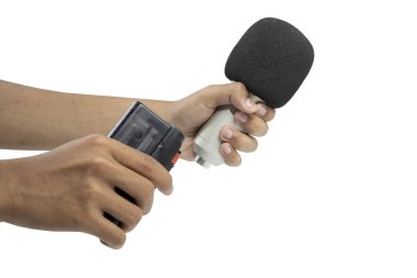 Beyaz zemin üzerinde izole edilmiş mikrofon ve kayıt cihazı tutan bir insan eli.