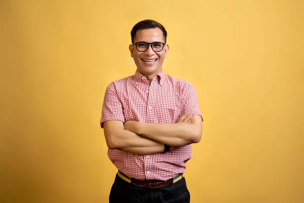 Mężczyzna Okularach Koszuli Stojącej Kolorowym Tle — Zdjęcie stockowe