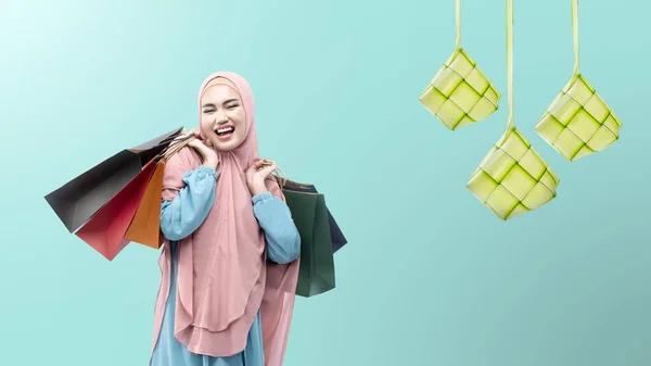 披着面纱的亚洲穆斯林妇女拿着彩色背景的购物袋 — 图库照片