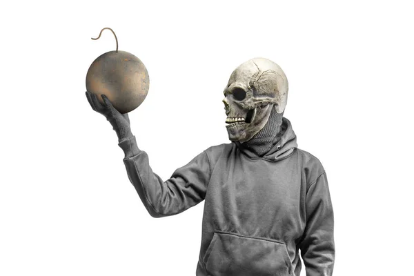 一个戴着面具站在那里拿着一颗白色背景的球炸弹的男人 — 图库照片