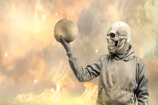 Maske Takan Bir Adam Yangın Arka Planında Bir Top Bombası — Stok fotoğraf