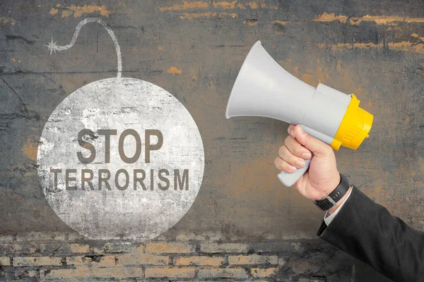 Üzletember Mutatja Stop Terrorizmus Tábla Falon — Stock Fotó