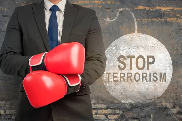 Üzletember Mutatja Stop Terrorizmus Tábla Falon — Stock Fotó