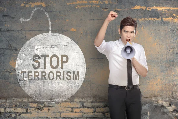 Affärsman Som Håller Megafon Med Stopp Terrorism Skylt Väggen — Stockfoto