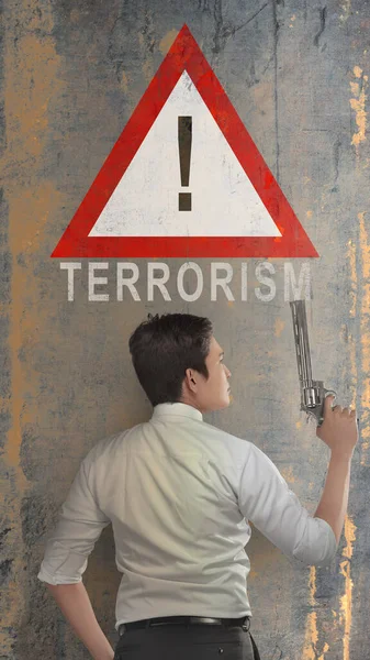 后视镜 一个商人拿着枪 背后有一个制止恐怖主义的标志 — 图库照片