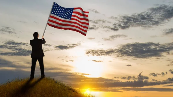 Hátsó Nézet Egy Üzletemberről Aki Amerikai Nemzeti Zászlót Tartja Emléknap — Stock Fotó